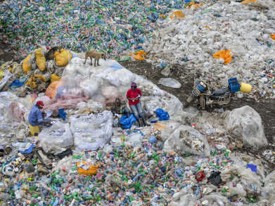 Dandora Landfill #3, Plastics Recycling, Nairobi, Kenya, 2016. Photo © Edward Burtynsky, courtesy Howard Greenberg Gallery and Bryce Wolkowitz Gallery, New York / Robert Koch Gallery, San Francisco